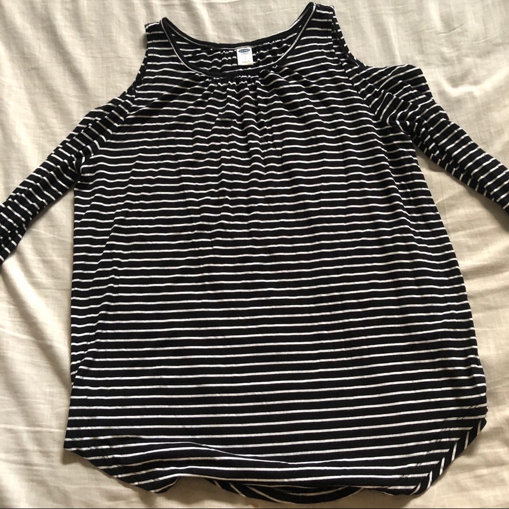 Cut out shoulder long sleeve shirt.